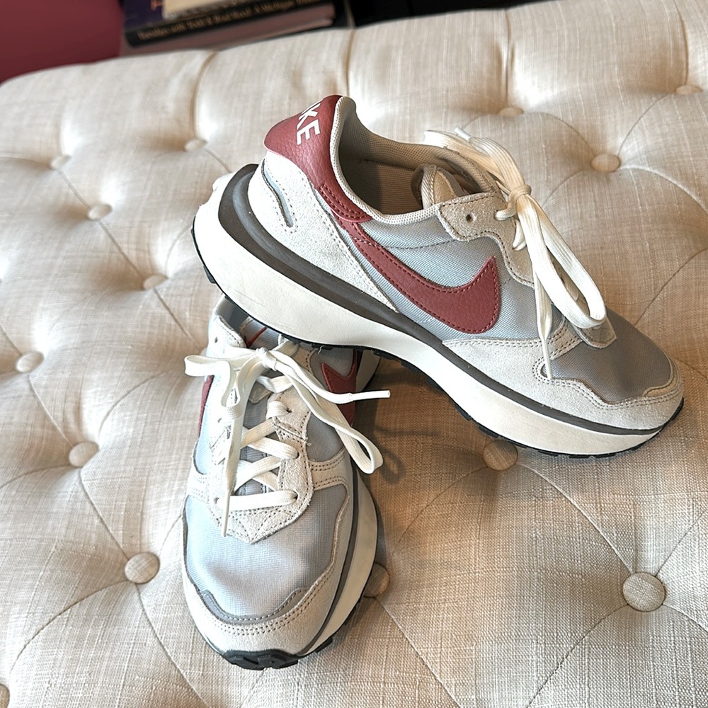 Nike Grey Women’s Phoenix Waffle size 7